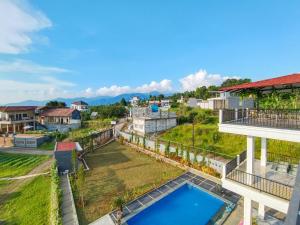 een luchtzicht op de achtertuin van een huis met een zwembad bij Villa Cisarua KB Isyana in Brujul