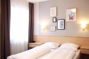 Postel nebo postele na pokoji v ubytování Hotel Friedrichstraße