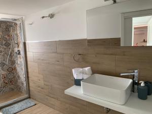 een badkamer met een witte wastafel en een douche bij Orto siculo house-3 in Catania +23 foto's