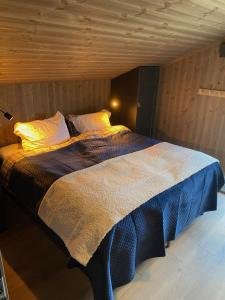 a large bed in a room with a wooden ceiling at Budalstølen-ny og flott hytte-sentral beliggenhet in Geilo