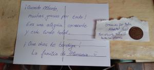 un pedazo de papel con una nota y un penique en Aylluwasi Guesthouse, en Otavalo