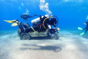 een duiker in de oceaan met een onderwatervaartuig bij Bait Alaqaba dive center & resort in Aqaba