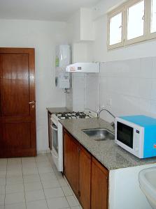 cocina con fregadero y microondas en Apartment Chunin Depart en Salta