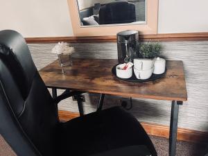 einen Tisch mit Kaffeemaschine und Tassen darauf in der Unterkunft Santalijshoteliers Rm5 in Leicester