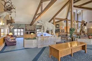 2 Mi to Granby Ranch Mtn Condo with Hot Tub!的休息区