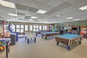 2 Mi to Granby Ranch Mtn Condo with Hot Tub!的游戏室