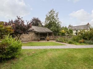 einem externen Blick auf ein Steinhaus mit Garten in der Unterkunft Mistletoe Cottage in Usk