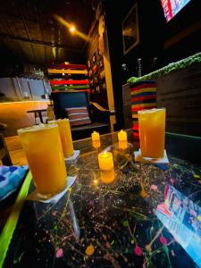 een tafel met drie glazen sinaasappelsap erop bij Pillku Hospedaje in Huarmey