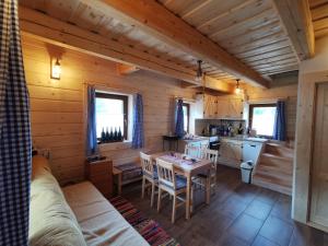 a kitchen and dining room in a log cabin at Chata Hôrka in Kežmarok