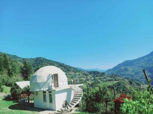 un observatorio en una colina con montañas en el fondo en Amaghlebakari en Batumi