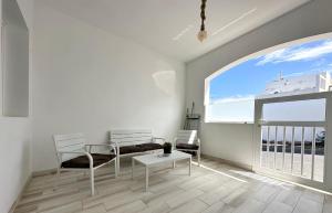 a living room with a large window and a couch at Cotillo Sol en el centro del Cotillo, 1 minuto de la playa, 2 habitaciones, terraza y WIFI in Cotillo