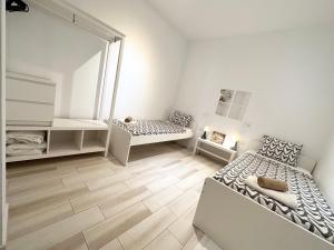 a white room with a bed and a mirror at Cotillo Sol en el centro del Cotillo, 1 minuto de la playa, 2 habitaciones, terraza y WIFI in Cotillo
