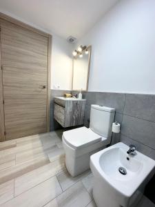 a bathroom with a toilet and a sink at Cotillo Sol en el centro del Cotillo, 1 minuto de la playa, 2 habitaciones, terraza y WIFI in Cotillo