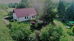 NiczonówNo1 في Karnitz: اطلالة جوية على منزل بسقف احمر