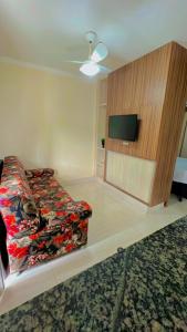 ein Wohnzimmer mit einem Sofa und einem Flachbild-TV in der Unterkunft Flat Diroma Lacqua in Caldas Novas