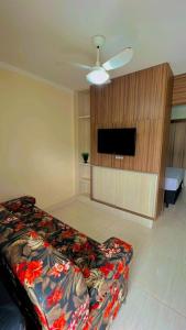 Schlafzimmer mit einem Bett und einem Flachbild-TV in der Unterkunft Flat Diroma Lacqua in Caldas Novas