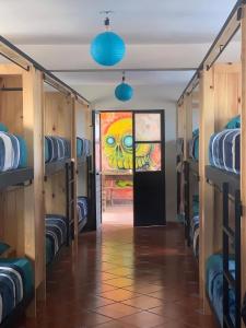 Ένα ή περισσότερα κρεβάτια σε δωμάτιο στο Planet Hostel