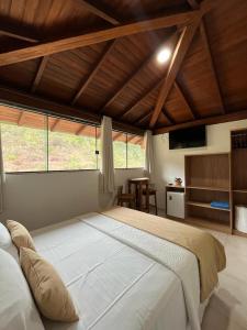 - une grande chambre avec un grand lit dans l'établissement Pousada Mar Mineiro Macacos, à Nova Lima