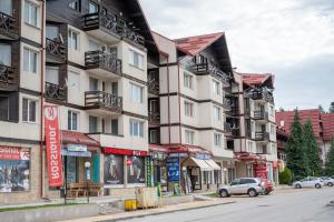 uma fila de edifícios de apartamentos numa rua da cidade em All Seasons Apartments Iglika 2 em Borovets