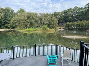 dos sillas y una mesa en una terraza junto a un lago en Atlanta Midtown 1bdrm apt North Druid Hill, en Atlanta