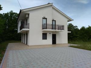 una casa bianca con due balconi e un vialetto di Villa Mia Ana a Međugorje