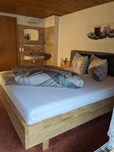 カップルにあるApartBabsiのベッドルーム1室(木枠の大型ベッド1台付)