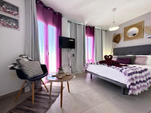 sypialnia z łóżkiem, krzesłem i stołem w obiekcie Candy Cotton - Piscina, Doble terraza, Cocina completa, Wifi y Parking w Corralejo