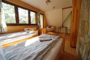 una habitación con 2 camas en una cabaña en Ski House Szczyrk - Solisko, en Szczyrk