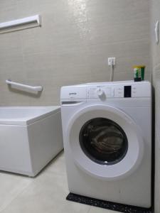 El baño incluye una lavadora junto a una lavadora. en Villa Mia Ana, en Međugorje