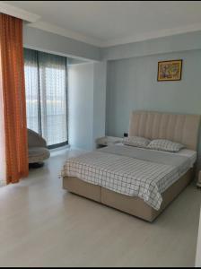 ein Schlafzimmer mit einem Bett und einem großen Fenster in der Unterkunft Toskana otel restorant in Şarköy