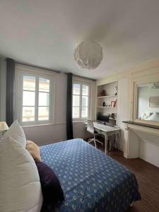 a bedroom with a bed and a desk in it at Ravissante maison de pêcheurs Trouville proche centre et gare in Trouville-sur-Mer