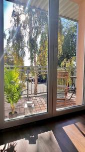 a room with a large window with a view of a patio at *NulandtApartment* in Merseburg