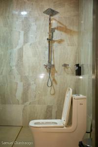 łazienka z toaletą i prysznicem w obiekcie Complexe Hôtelier AnD w mieście Wagadugu