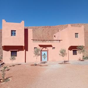 an old building in the middle of the desert at Dar Brahim tizgui nbarda in Ouarzazate