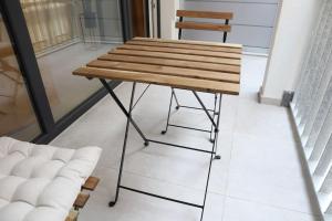 un tavolo in legno e una panca in una stanza di RheinMosel Glück 9 a Coblenza Altre 11 foto