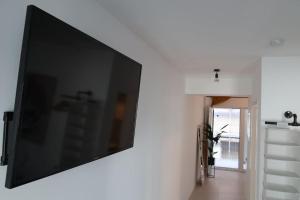 una grande TV a schermo piatto appesa a un muro di RheinMosel Glück 9 a Coblenza