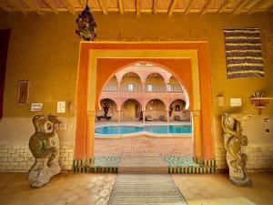 梅爾祖卡的住宿－梅森梅思佳旅館，一座带拱门的建筑中的室内游泳池