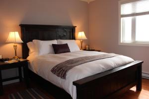 um quarto com uma cama grande, 2 candeeiros e uma janela em The Bayside Bed and Breakfast em Bareneed