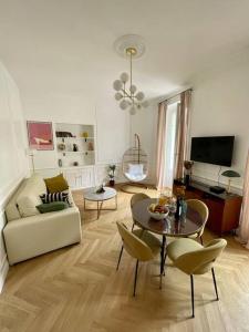 uma sala de estar com um sofá e uma mesa em Blue Sun Home Nice - Séjournez au cœur de la ville em Nice
