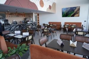 a restaurant with tables and chairs and a bar at Seashell in Oualidia