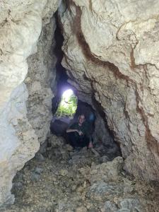 un hombre está de pie en una cueva en Sarah's Garden BnB & Spa, en Clarin