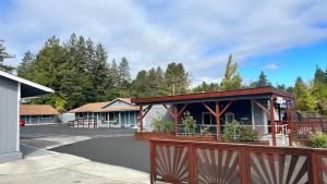 aury inn suites en el aparcamiento del parque en Pine Cone Motel, en Willits