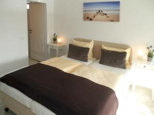 ジールクスドルフにあるVilla Vogelsangのベッドルーム1室(大型ベッド1台、枕2つ付)