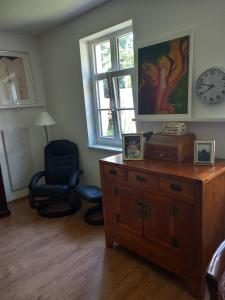 a room with a desk and a chair and a clock at Appartement für 4 Personen in Nürnberg in Nürnberg