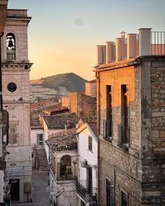 Blick auf eine Stadt mit einem Uhrturm und Gebäuden in der Unterkunft Dormire nel Borgo in Bovino