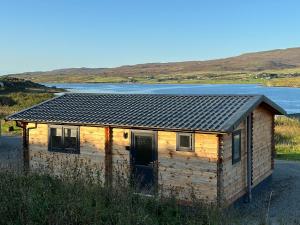 Cabaña de madera con techo solar en un campo en Chieftain’s Cabin en Kensaleyre