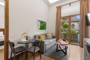 a living room with a couch and a table at Casa Niza Suites in Mexico City