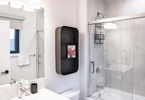 uma casa de banho com um chuveiro, um WC e um lavatório. em Farwell's Spike by Revelstoke Vacations em Revelstoke