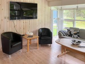 Posezení v ubytování 6 person holiday home in Hals