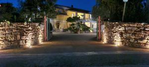 サンタ・マリア・ラ・パルマにあるSa Branda Costa Country Algheroの灯りの家の隣の石垣